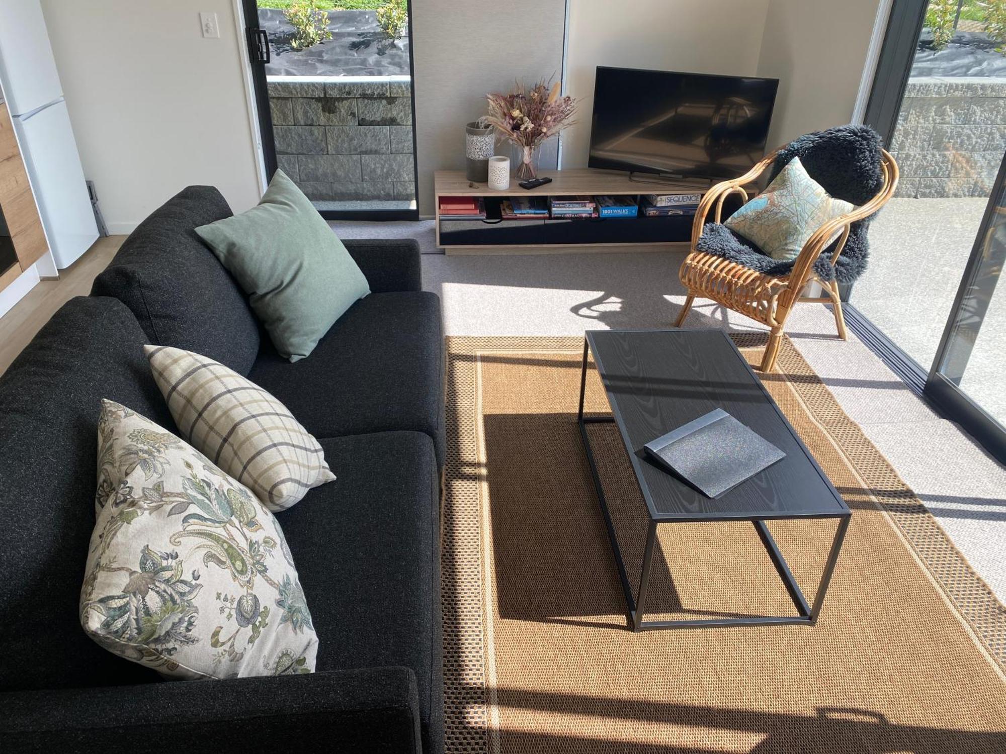 Lake Views - New Apartment With Room To Relax Wanaka Exterior foto